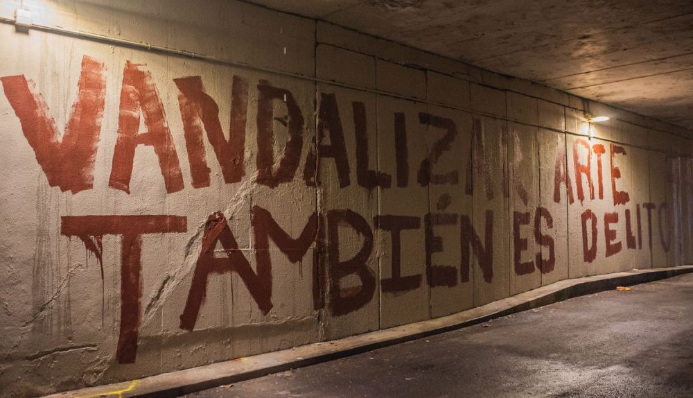 La pintada anónima en el paso subterráneo: "Vandalizar arte también es delito".