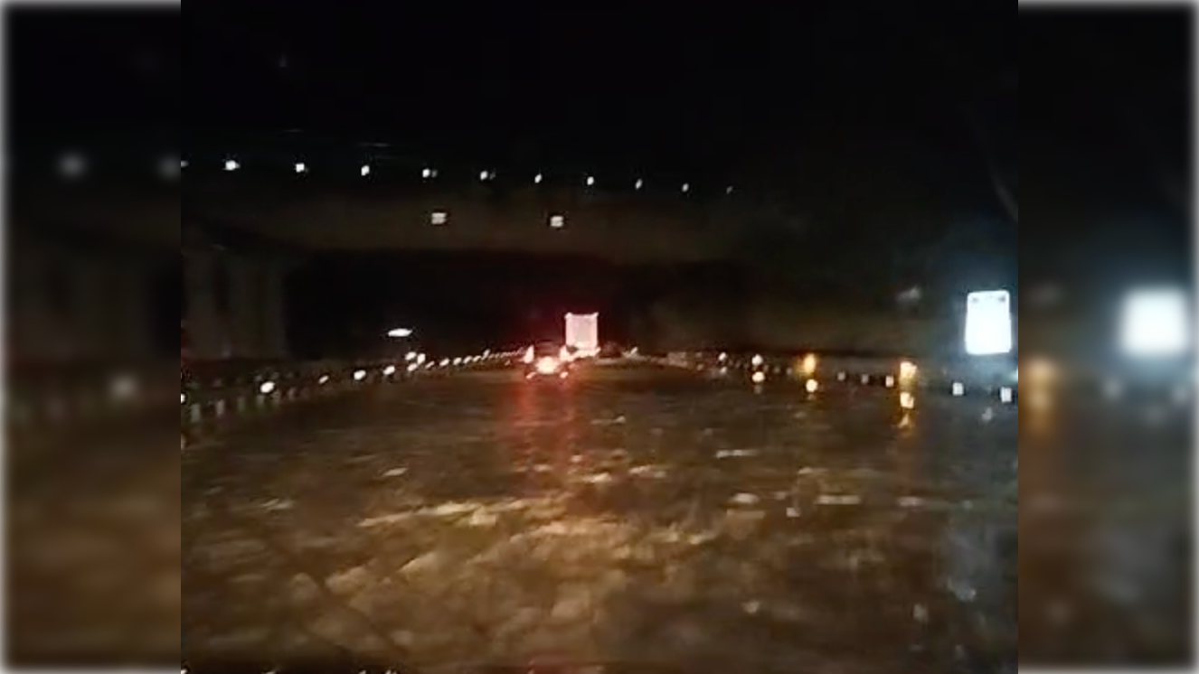 La autopista, convertida en un auténtico río.