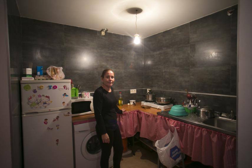 Una vecina de una corrala de Sanlúcar, en una imagen de archivo.