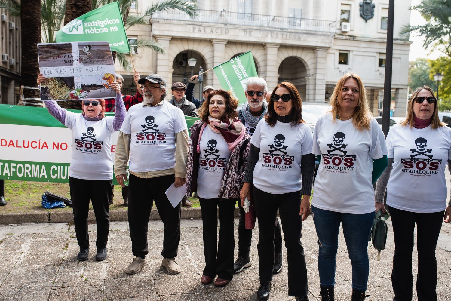 Protesta ante los juzgados de Sevilla por la reapertura de la mina de Aznalcóllar.