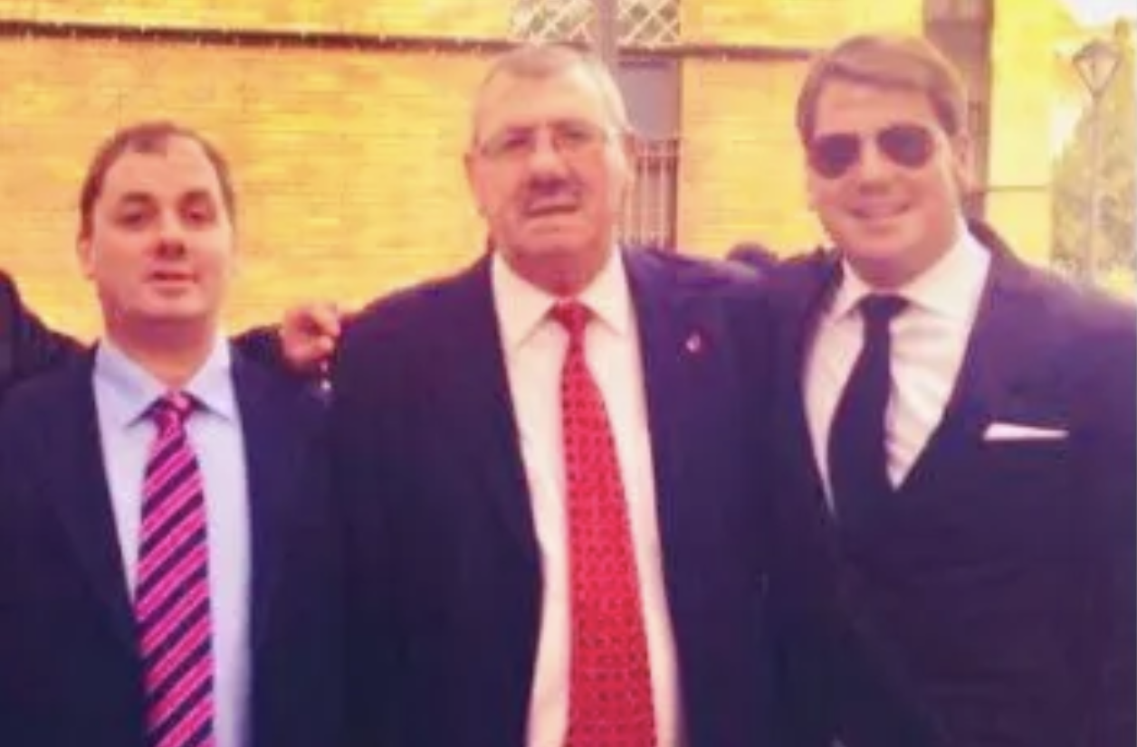 Lucas, a la derecha, junto a su hermano Pedro, a la izquierda, y su padre, fallecido en 2019.