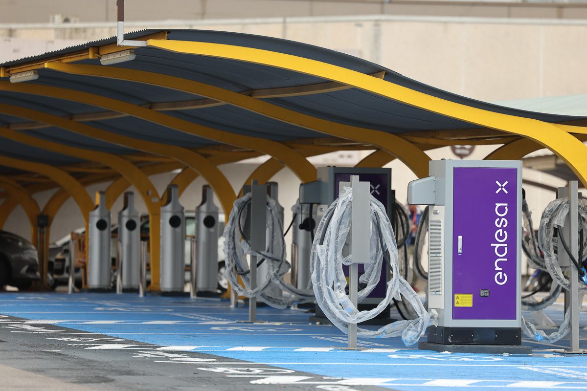 Aparcamientos de centros comerciales cuentan ya con una zona específica de carga para coches eléctricos.