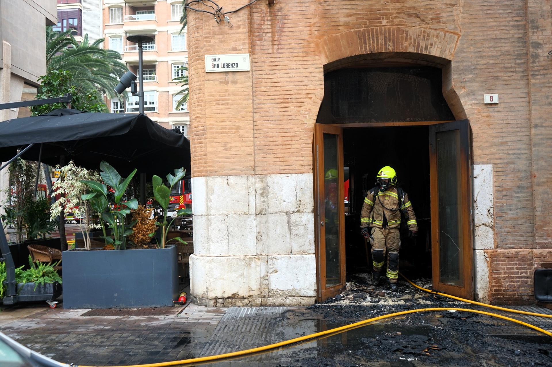 Bomberos de Málaga sofocan el incendio que se ha producido este jueves en el restaurante La Deriva.