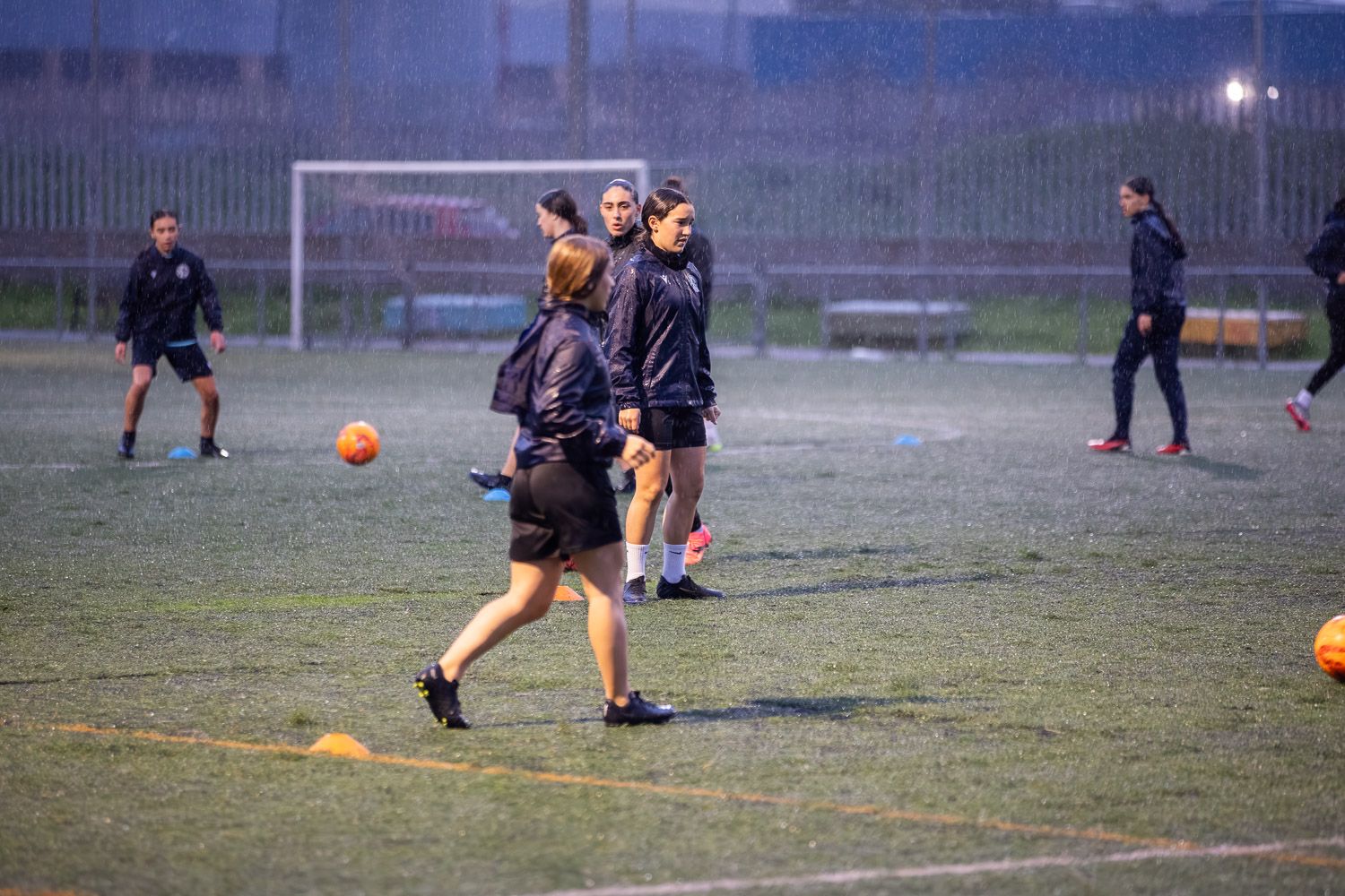 Varias mujeres jugando al fútbol en Jerez.
