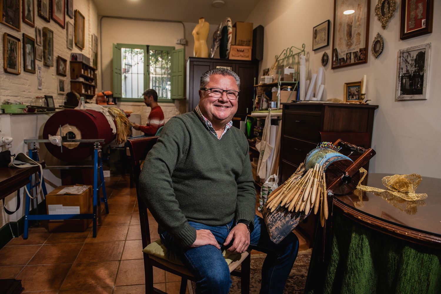 Alfonso Aguilar, en su taller de encaje de bolillos.