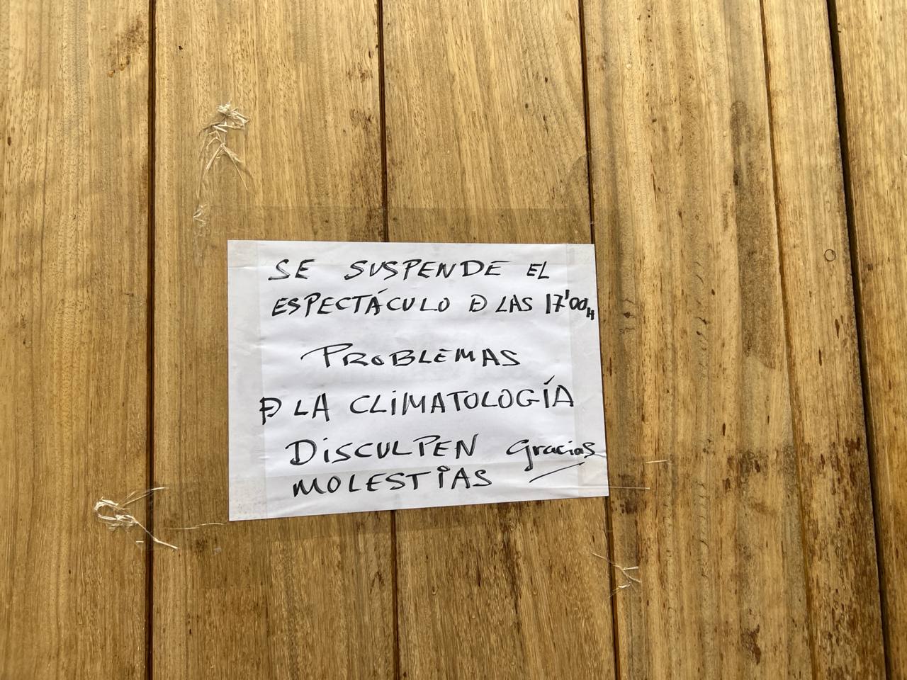 El cartel que anuncia la suspensión del "espectáculo de las 17 horas" en la Sala Compañía de Jerez.