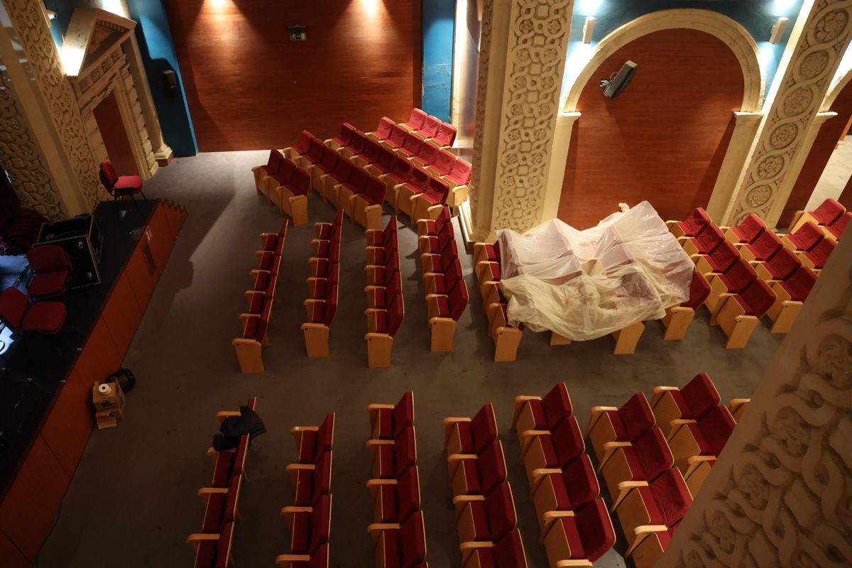 Butacas de Sala Compañía, en Jerez, afectadas por las lluvias.