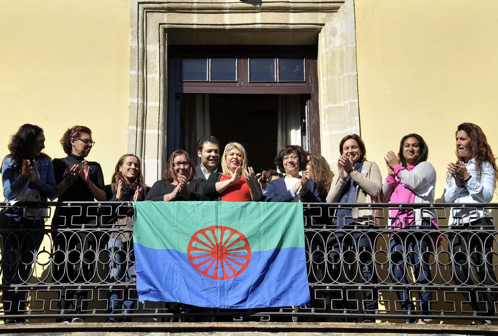 alcaldesa_en_izada_bandera_dia_inter_pueblo_gitano_01.jpg