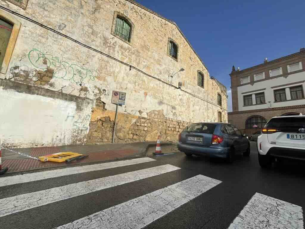 Caída de cascotes de la bodega de Sancho Vizcaíno, que ha vuelto a salir a licitación en venta forzosa en Jerez.
