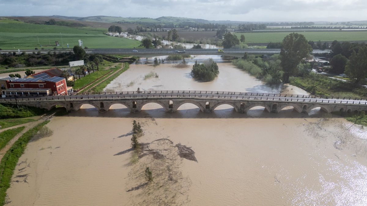 Vista del Guadalete durante unas lluvias a su paso por el puente de la Cartuja. Vista del Guadalete durante unas lluvias a su paso por el puente de la Cartuja.