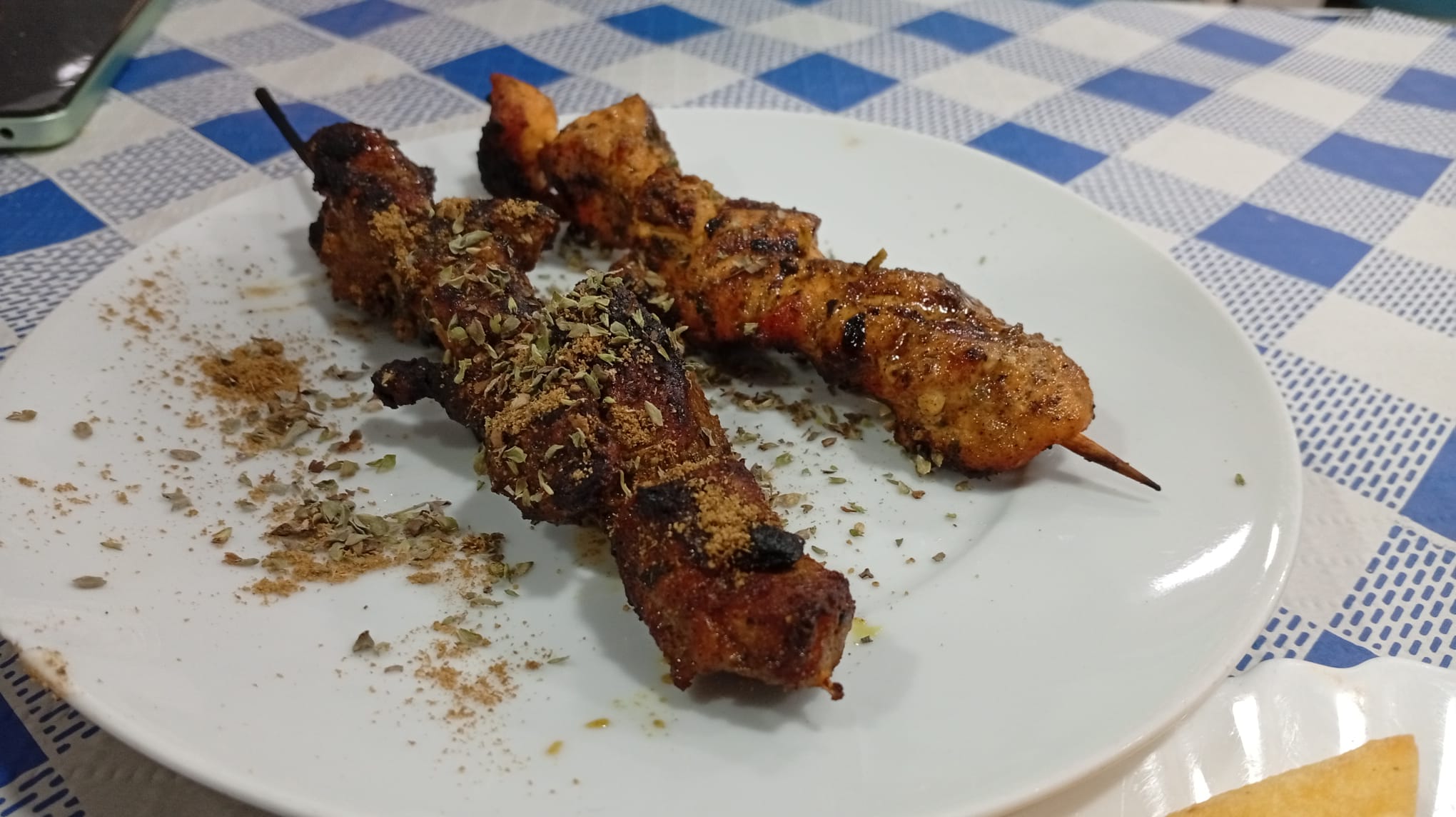 Pinchitos de cordero a la brasa.