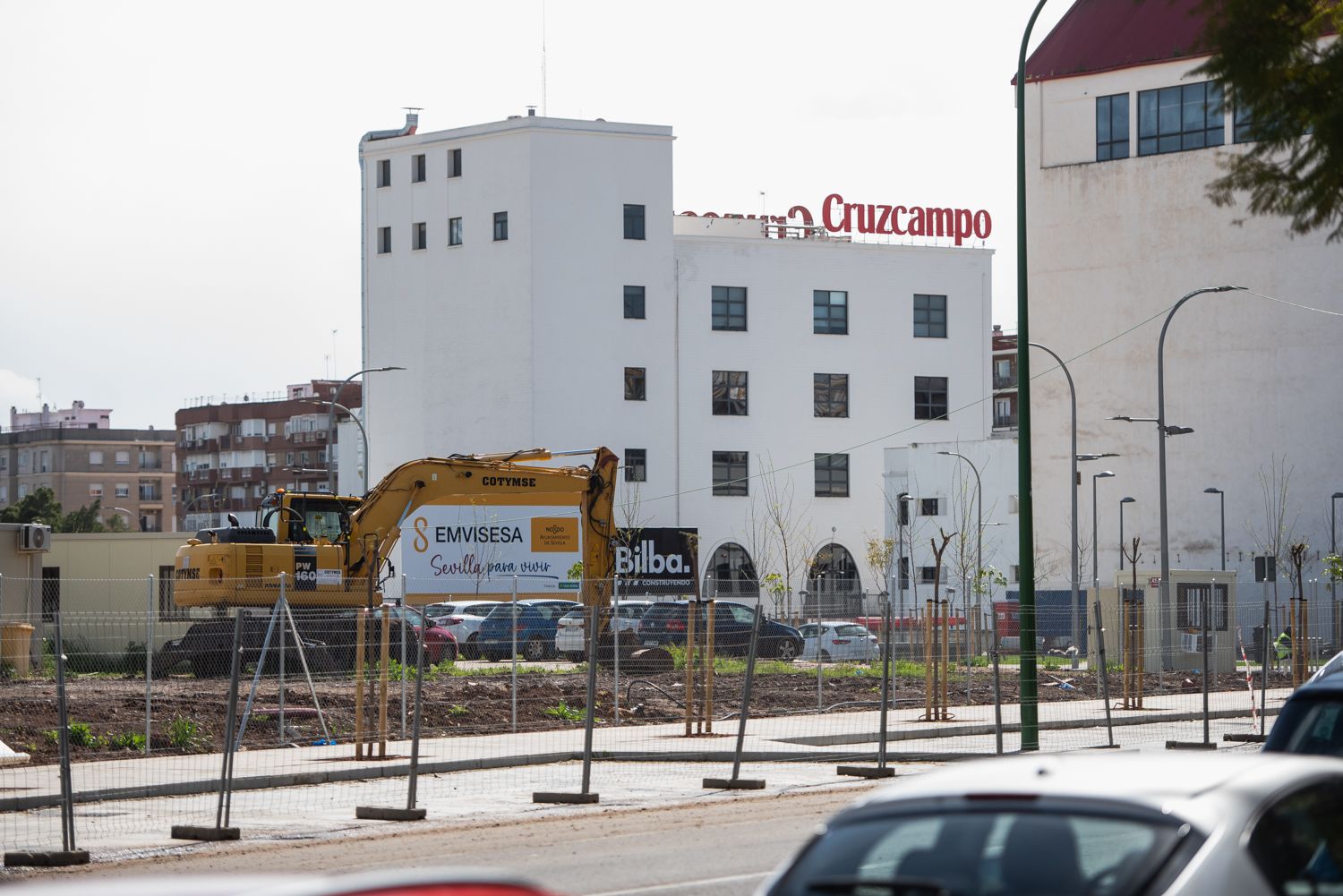 Una grúa en los terrenos de la Cruz del Campo, donde se van a construir viviendas VPO.