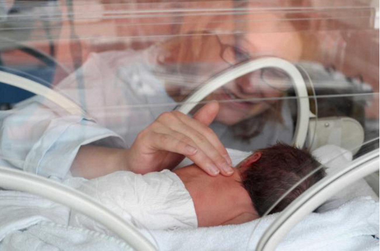 Un bebé en una incubadora. 