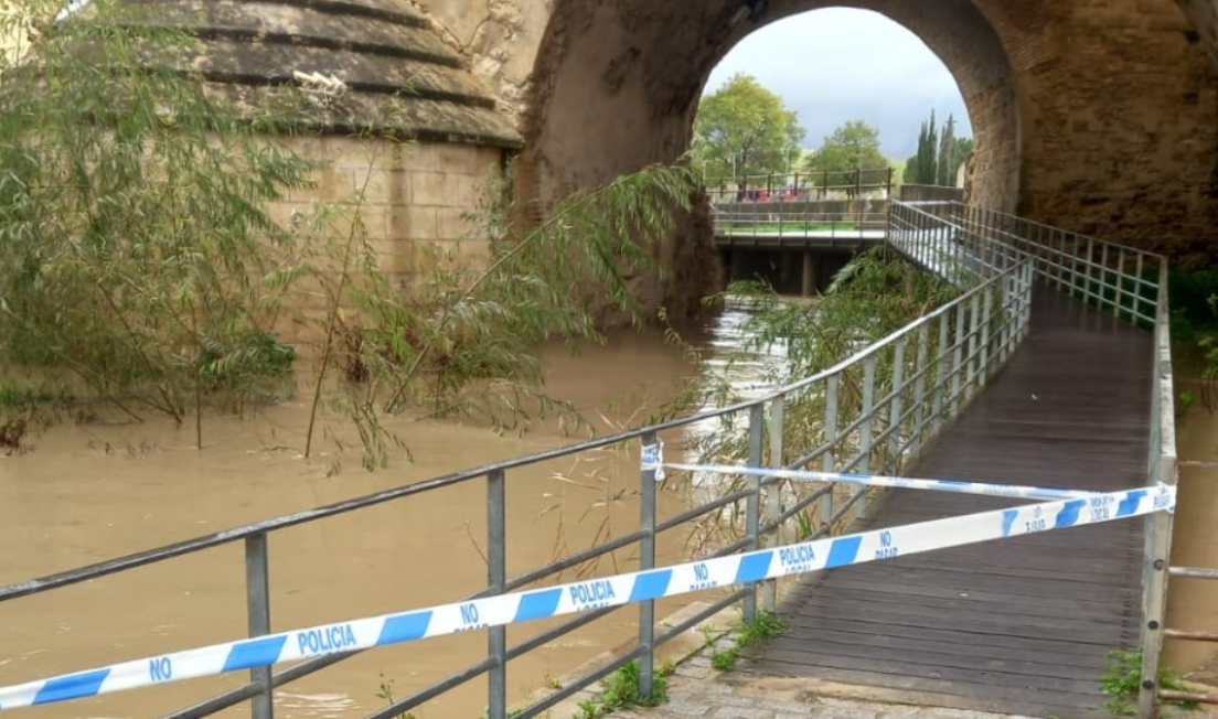 El Guadalquivir en Córdoba, con una pasarela cerrada por riesgo de inundaciones