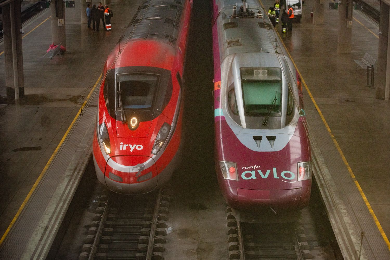 Dos trenes Iryo y Avlo. Dos trenes Iryo y Avlo.