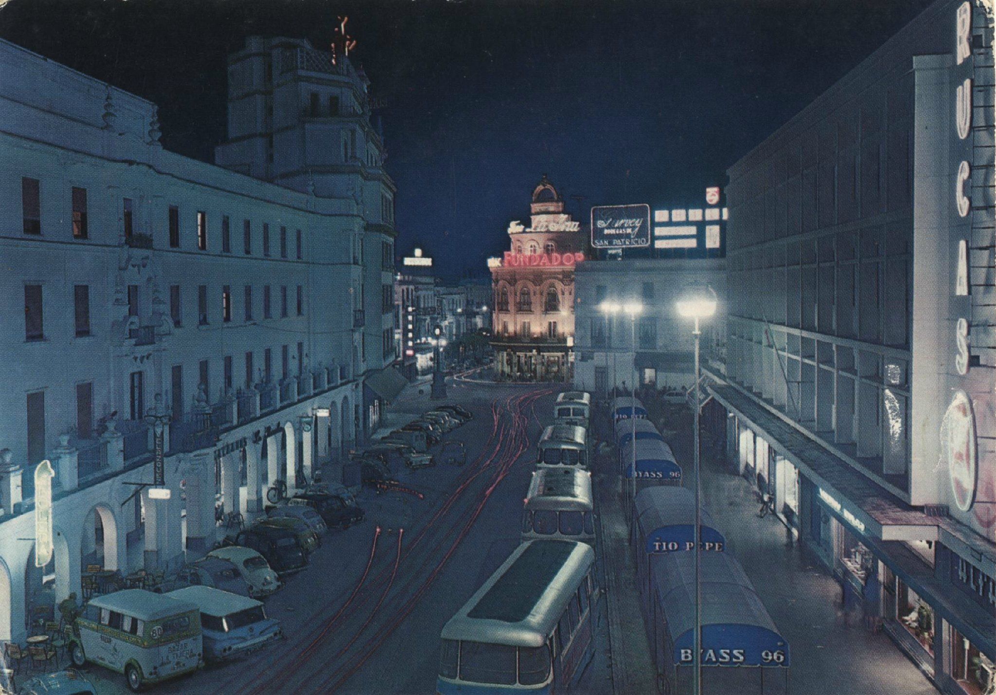 Vista de la plaza Esteve, con el edificio de Santa María, 2 con luminosos publicitarios.