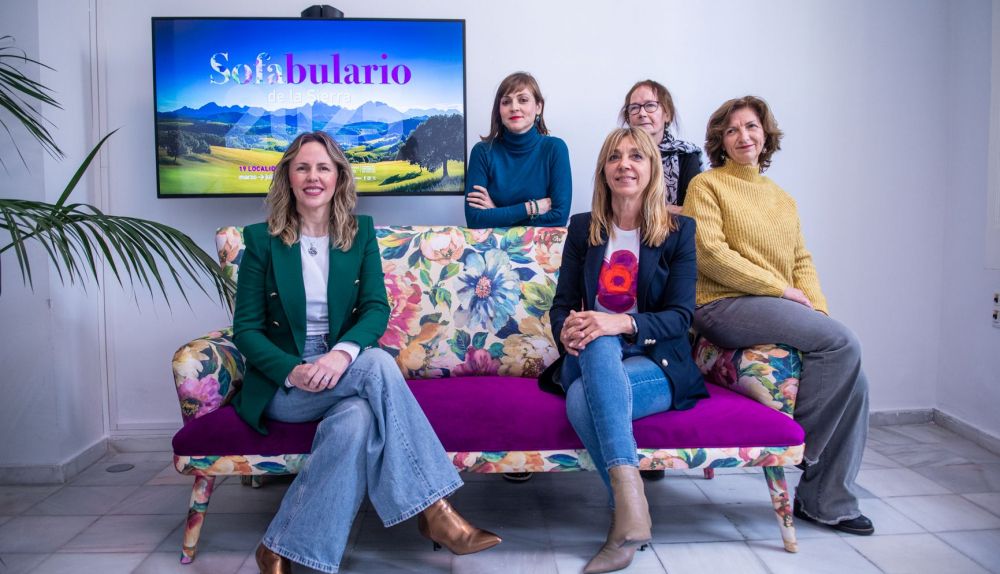 En primer término, Vanesa Beltrán, María Dolores Román e Inma Parra, y tras ellas, en el 'Sofabulario', Ana Fernández de Cosa y Virginia Arizaga, en la sede de la Fundación Provincial de Cultura de la Diputación de Cádiz.