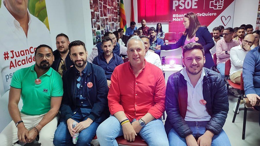 En el centro de la imagen, Juan Carlos Ruiz Boix y Daniel Perea, líder de Juventudes Socialistas en la provincia de Cádiz.
