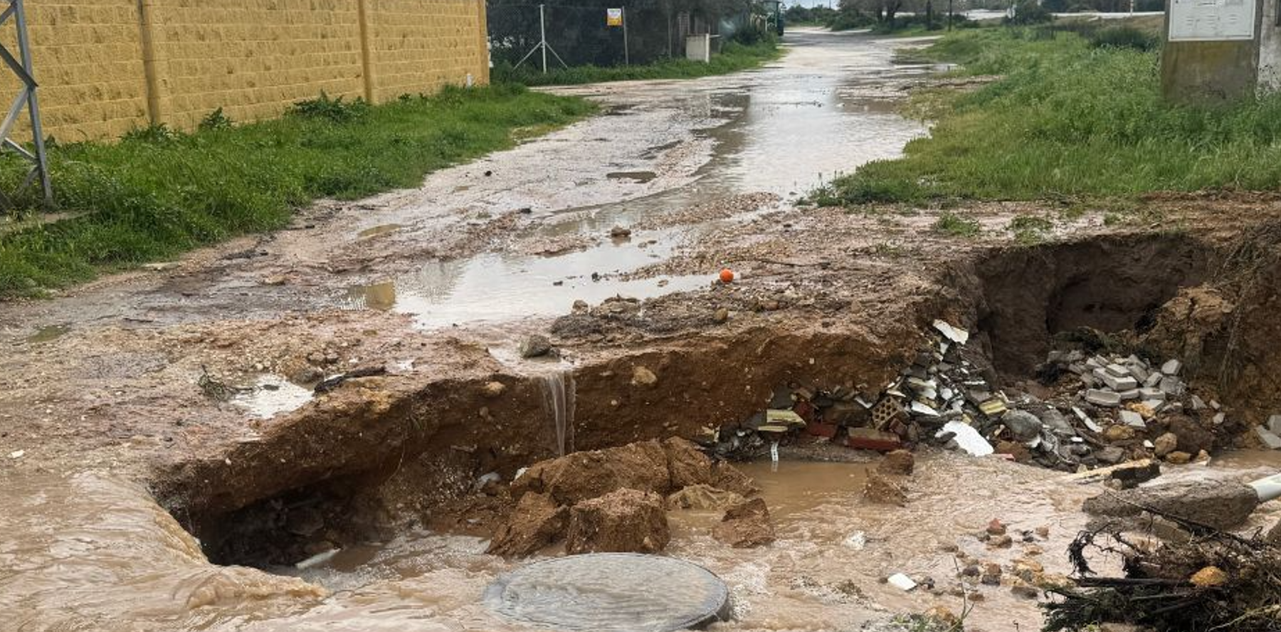 Un camino intransitable en Arahal, donde el río Guadaíra está en alerta roja.