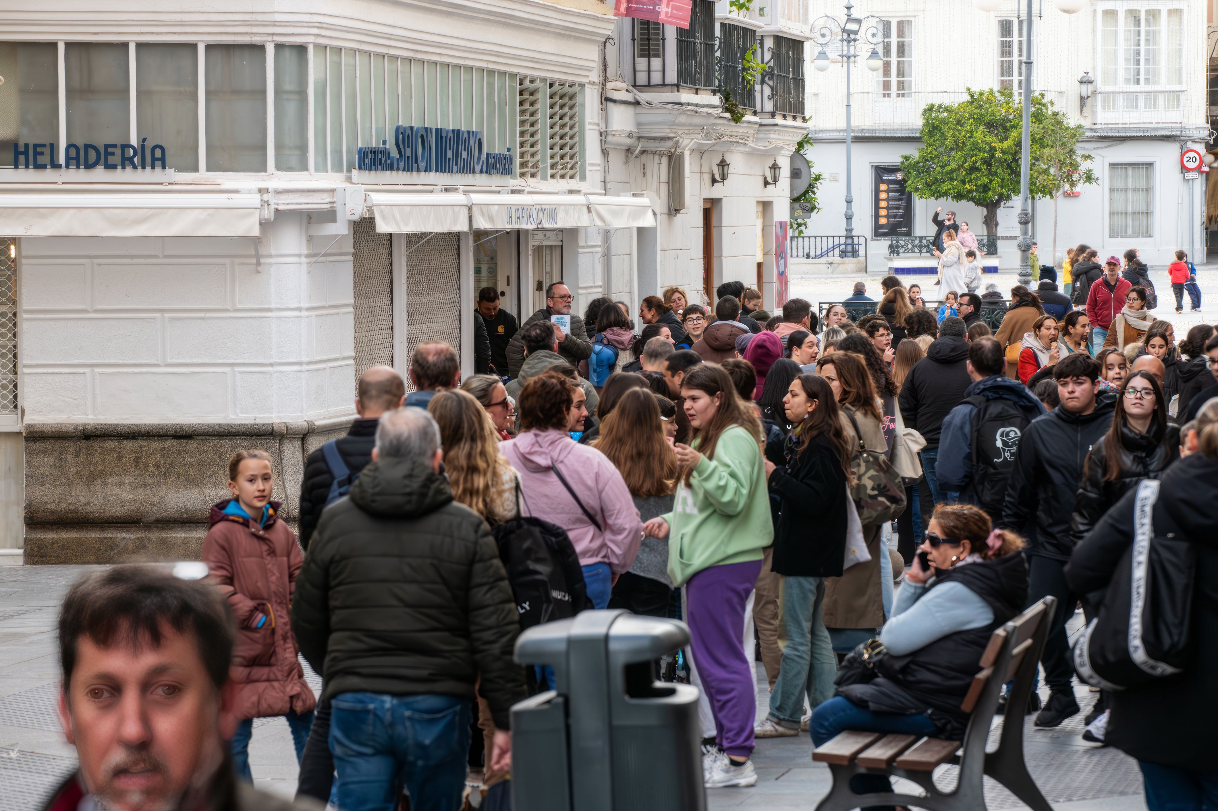 Las colas de este jueves, en el primer día de apertura del Salón Italiano con reparto gratuito de helados.