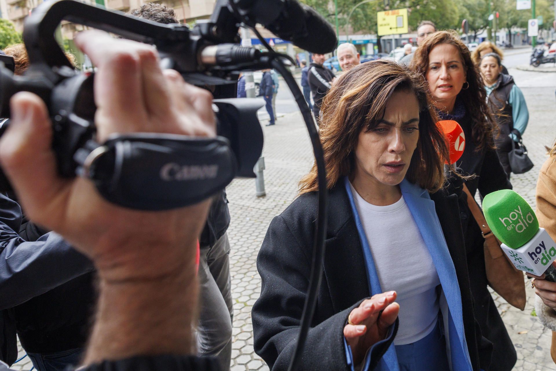 Llegada de María León al juicio en Sevilla. EFE/ JULIO MUÑOZ