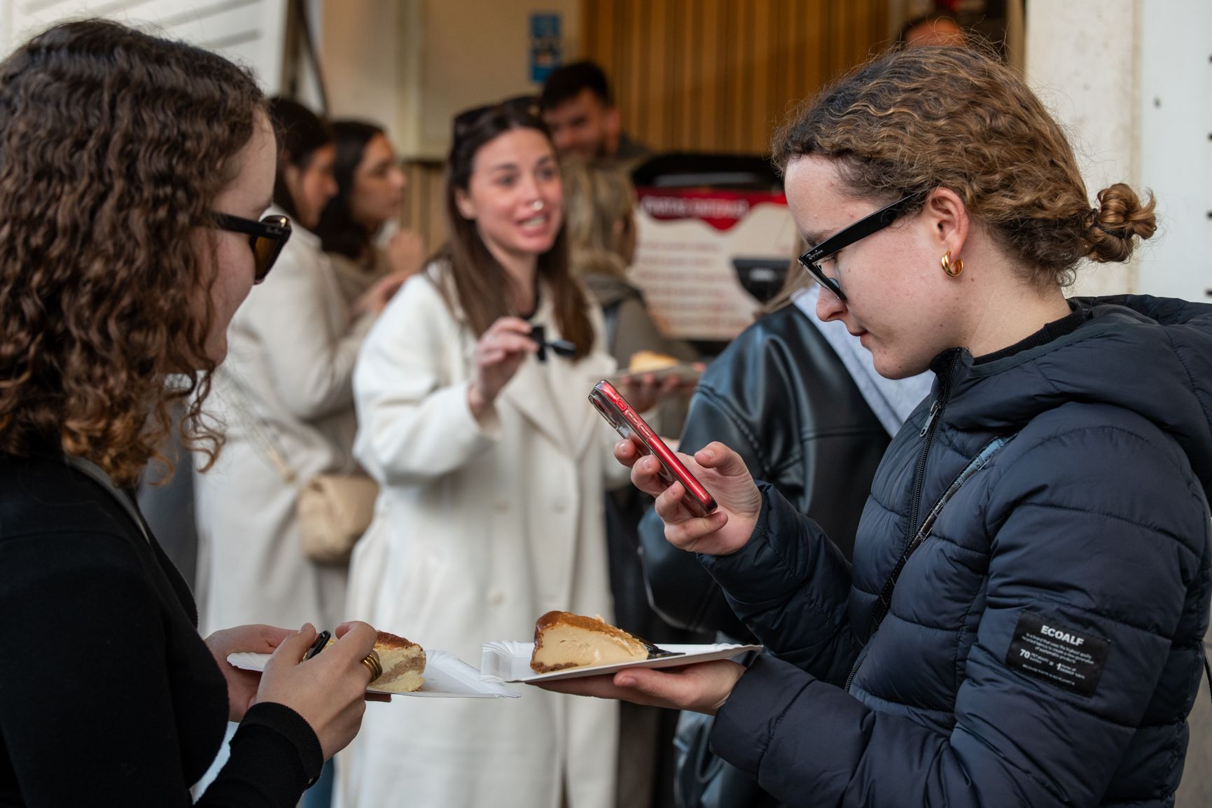 Unas jóvenes disfrutan de una tarta de queso en una imagen de archivo.