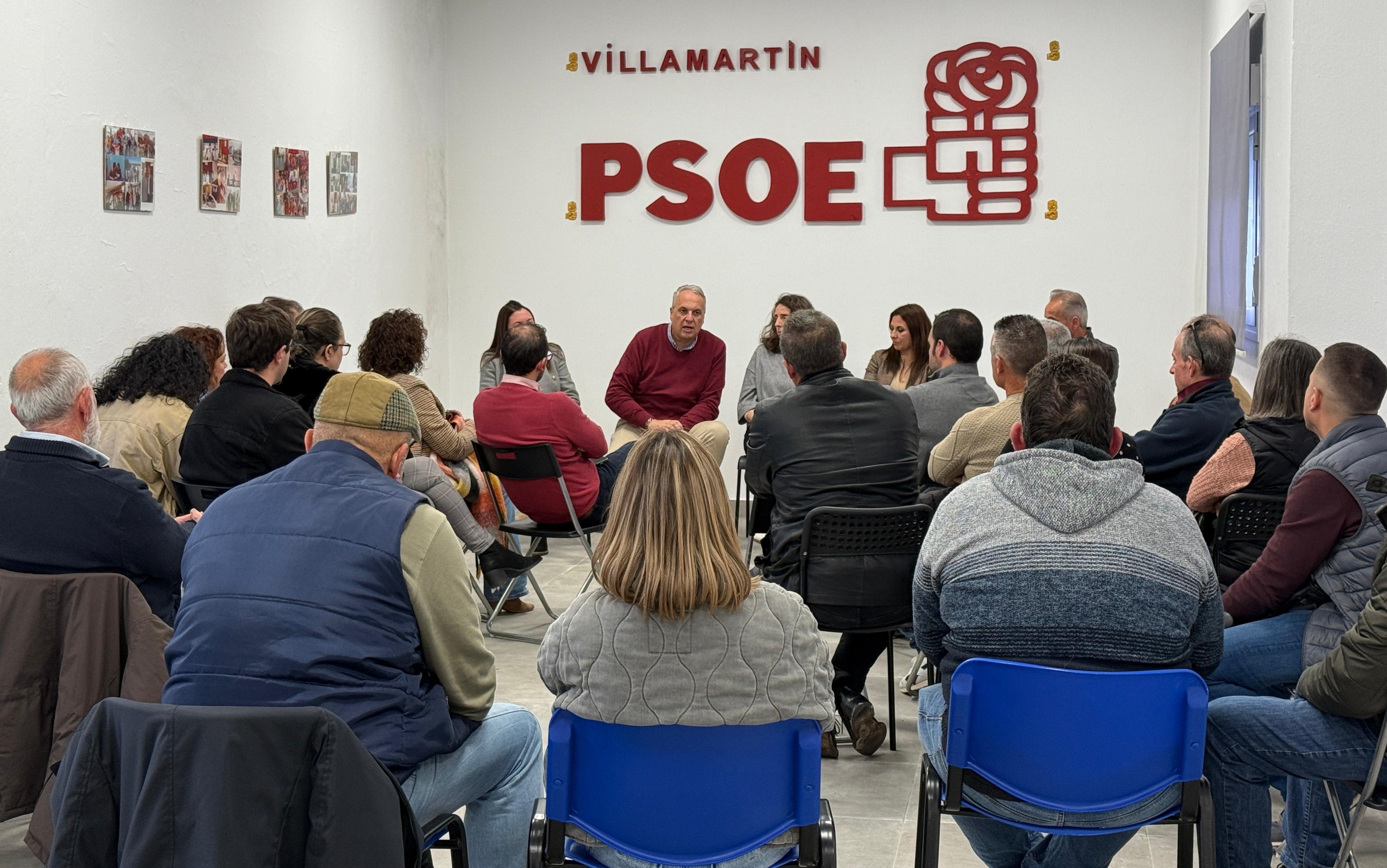 Recta final de la campaña de Ruiz Boix para las primarias del PSOE de Cádiz. En la imagen, encuentro con la militancia de Villamartín.