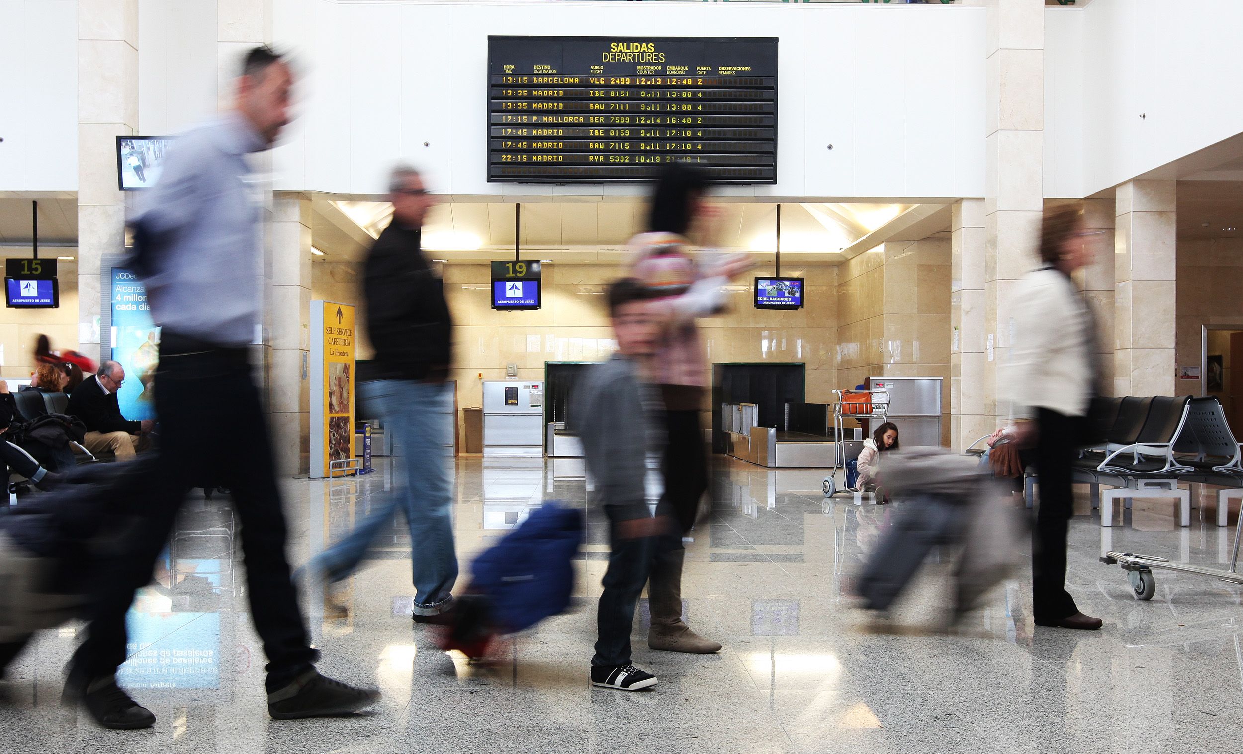 Pasajeros en el Aeropuerto de Jerez, en una imagen de archivo.   JAVIER FERGO