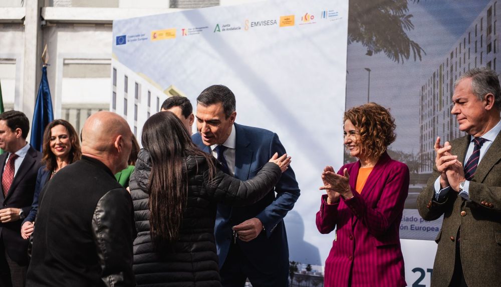 La entrega de llaves de viviendas públicas en Sevilla, en la Hacienda El Rosario, con Pedro Sánchez, Juanma Moreno y María Jesús Montero.