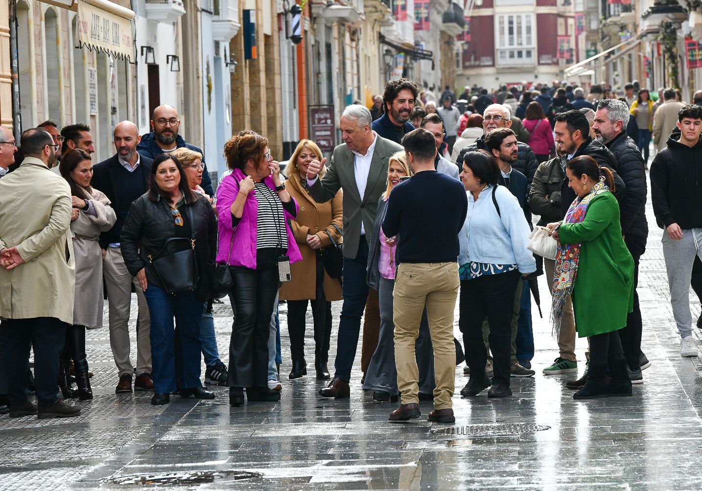 Juan Carlos Ruiz Boix, en el centro de la imagen, al registrar sus avales como aspirante a dirigir el PSOE de Cádiz, este pasado abril.