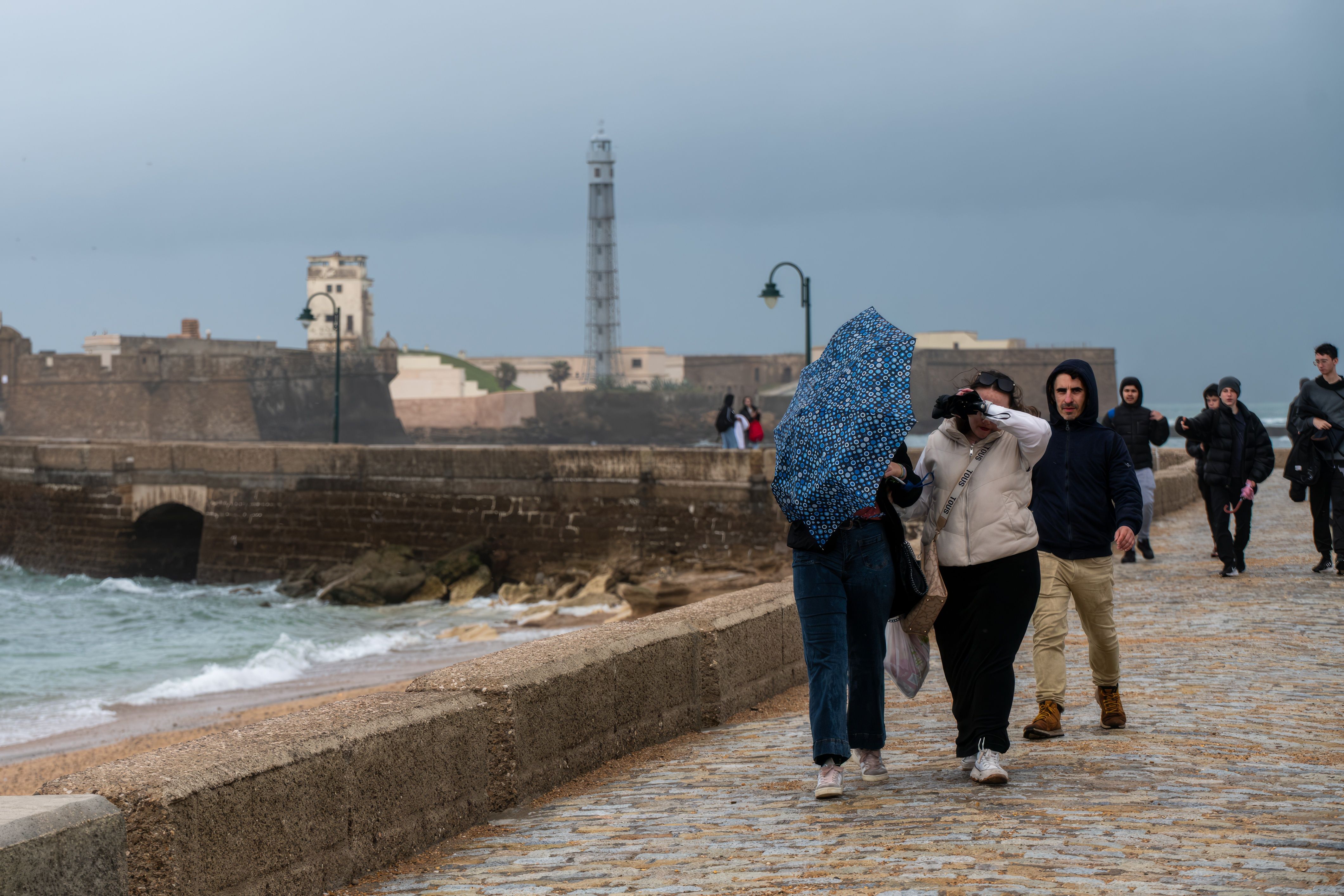 Viento y mal tiempo en Cádiz, junto al Castillo de San Sebastián, en días pasados. Viento y mal tiempo en Cádiz, junto al Castillo de San Sebastián, en días pasados.