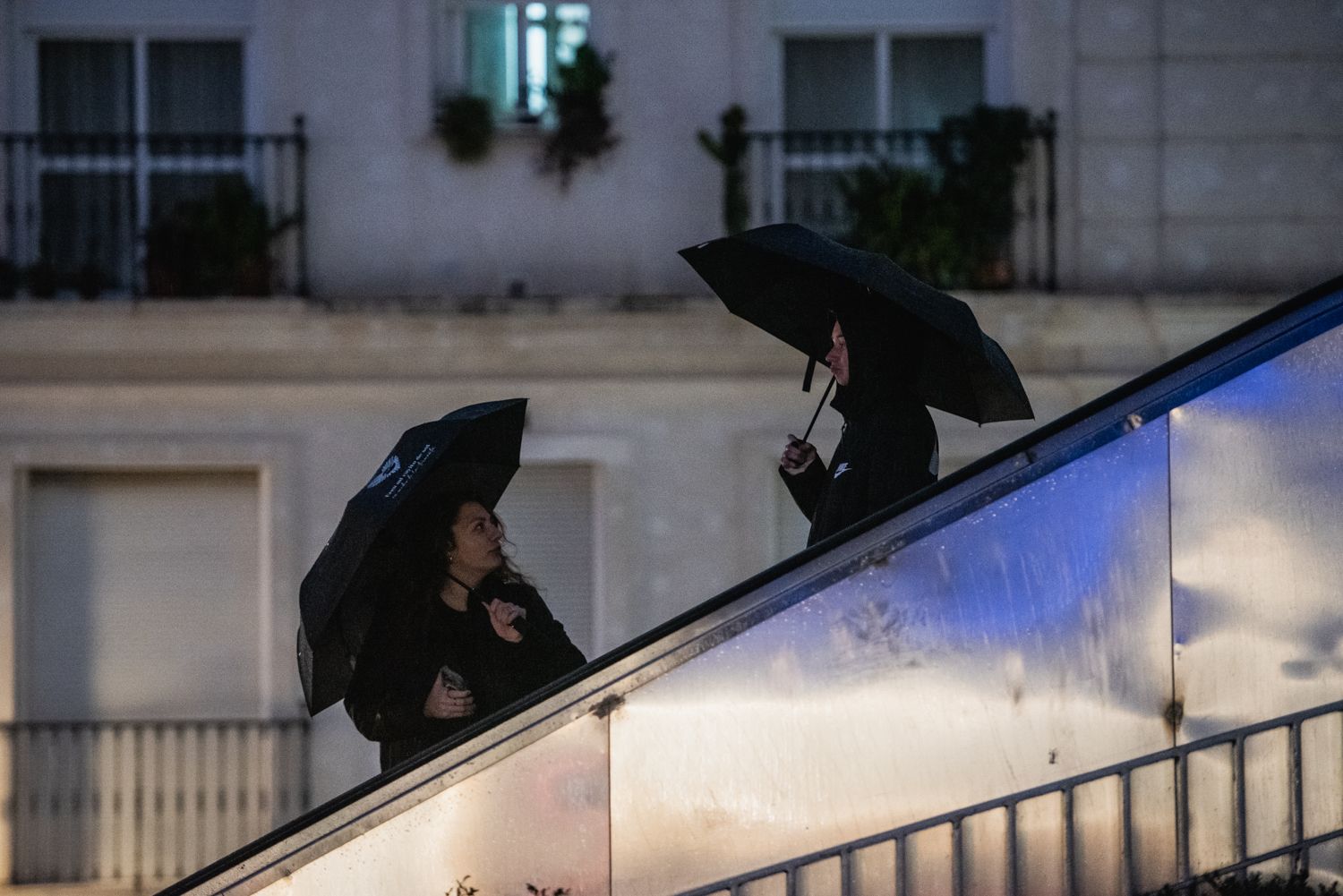 Dos personas se refugian de la lluvia.