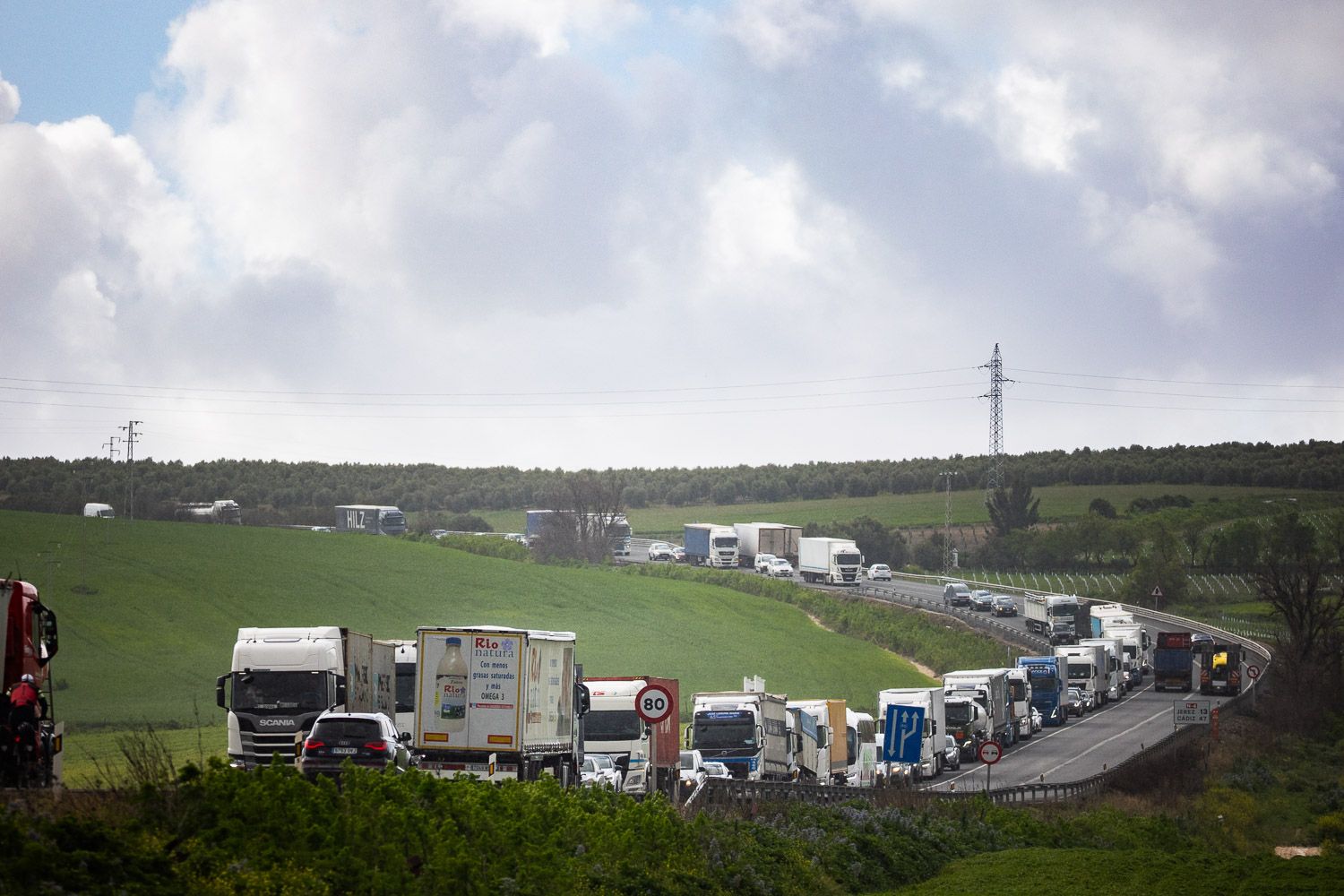 Un atasco en la N-IV en El Cuervo. Un atasco en la N-IV en El Cuervo.