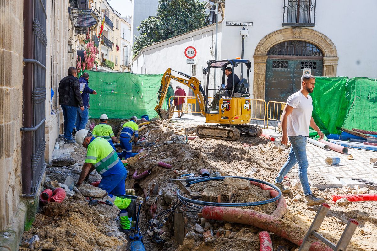 Operarios de Aquajerez trabajan en la finalización de los trabajos en plaza Rafael Rivero en Jerez, este pasado miércoles.