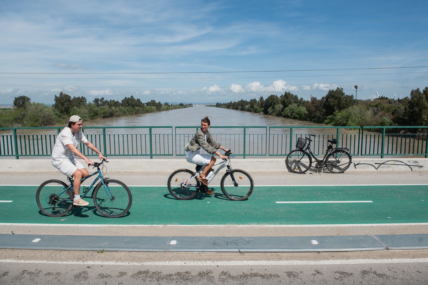 Ciclistas, en un puente para cruzar el Guadalquivir a su paso por Sevilla.