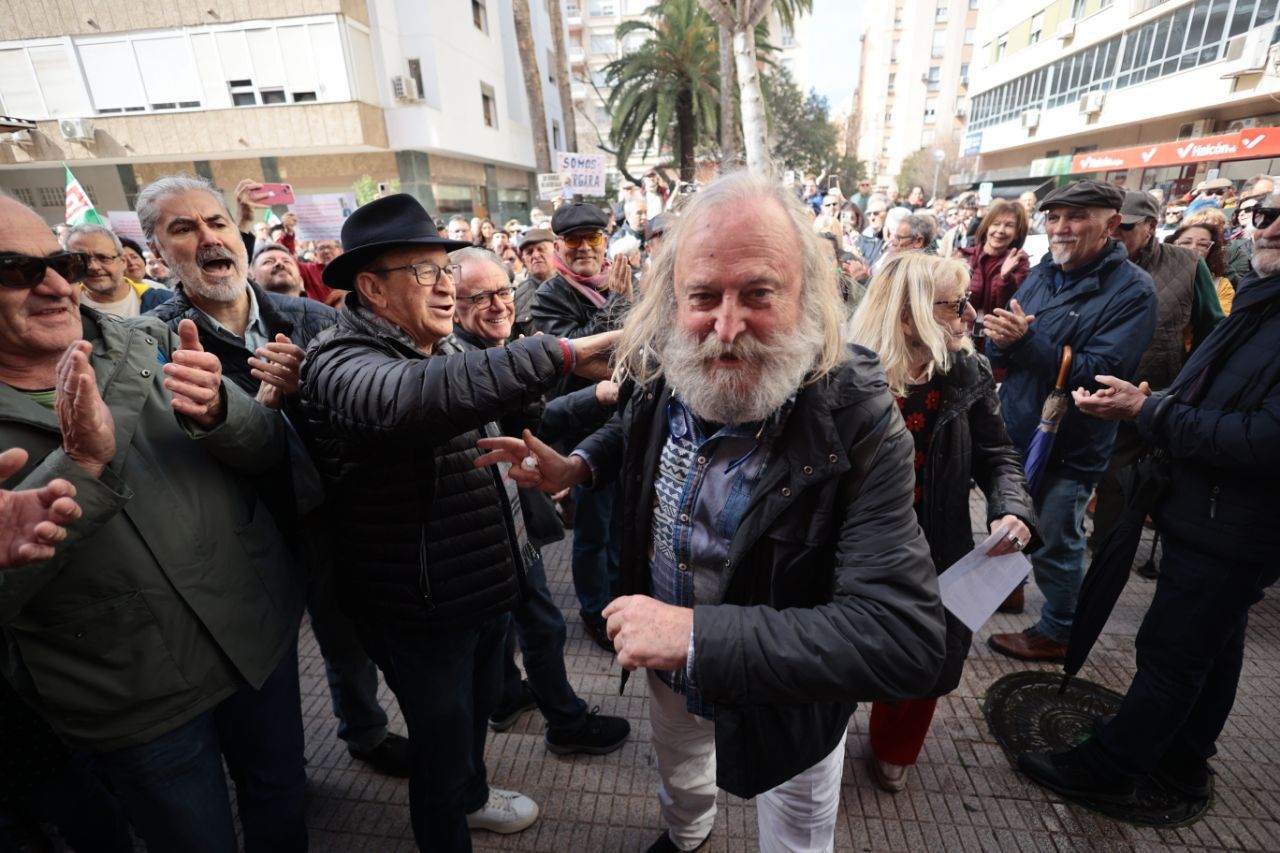 Vergara, a la entrada de los juzgados antes del juicio, donde estuvo arropado por manifestantes.