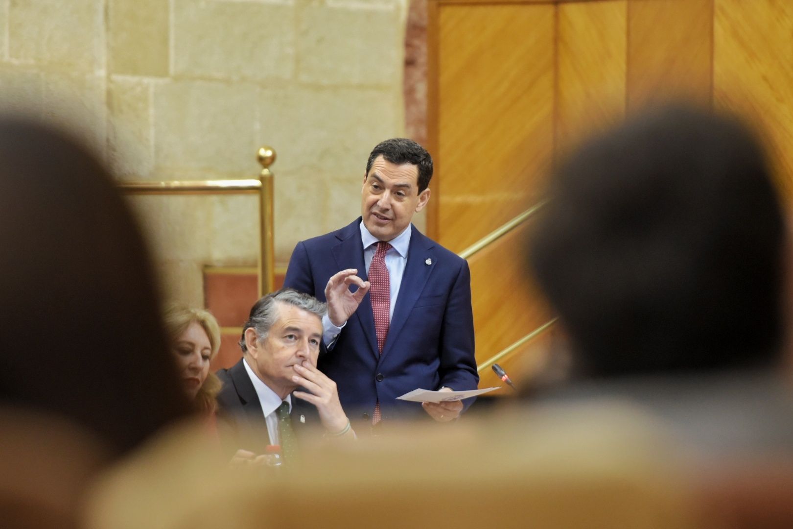 Juanma Moreno en el Parlamento este jueves.