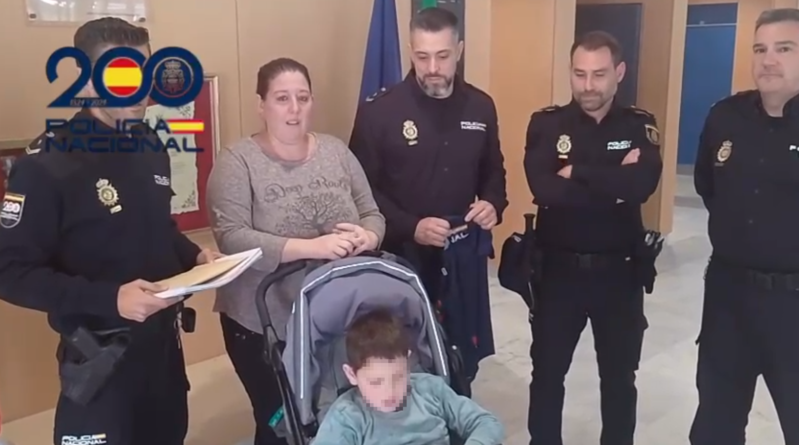 Manuela, con su hijo, agradece a la Policía Nacional recuperar la tablet y el lector ocular.