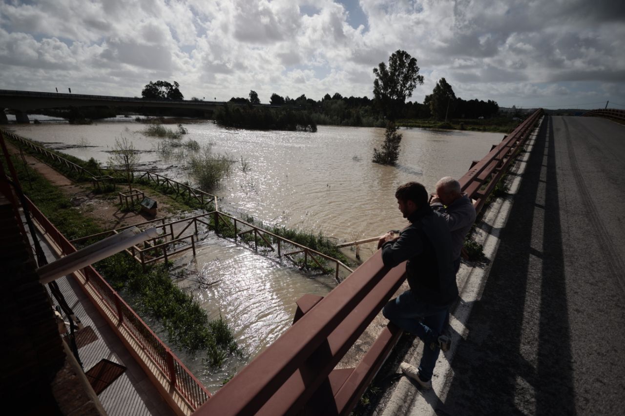 Personas observan el río Guadalete durante una crecida por lluvias. Personas observan el río Guadalete durante una crecida por lluvias.
