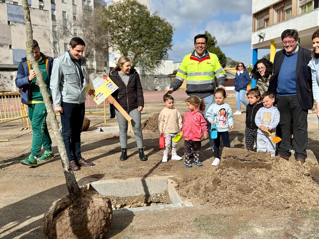 Plantación de árboles en el San Vicente de Paúl.