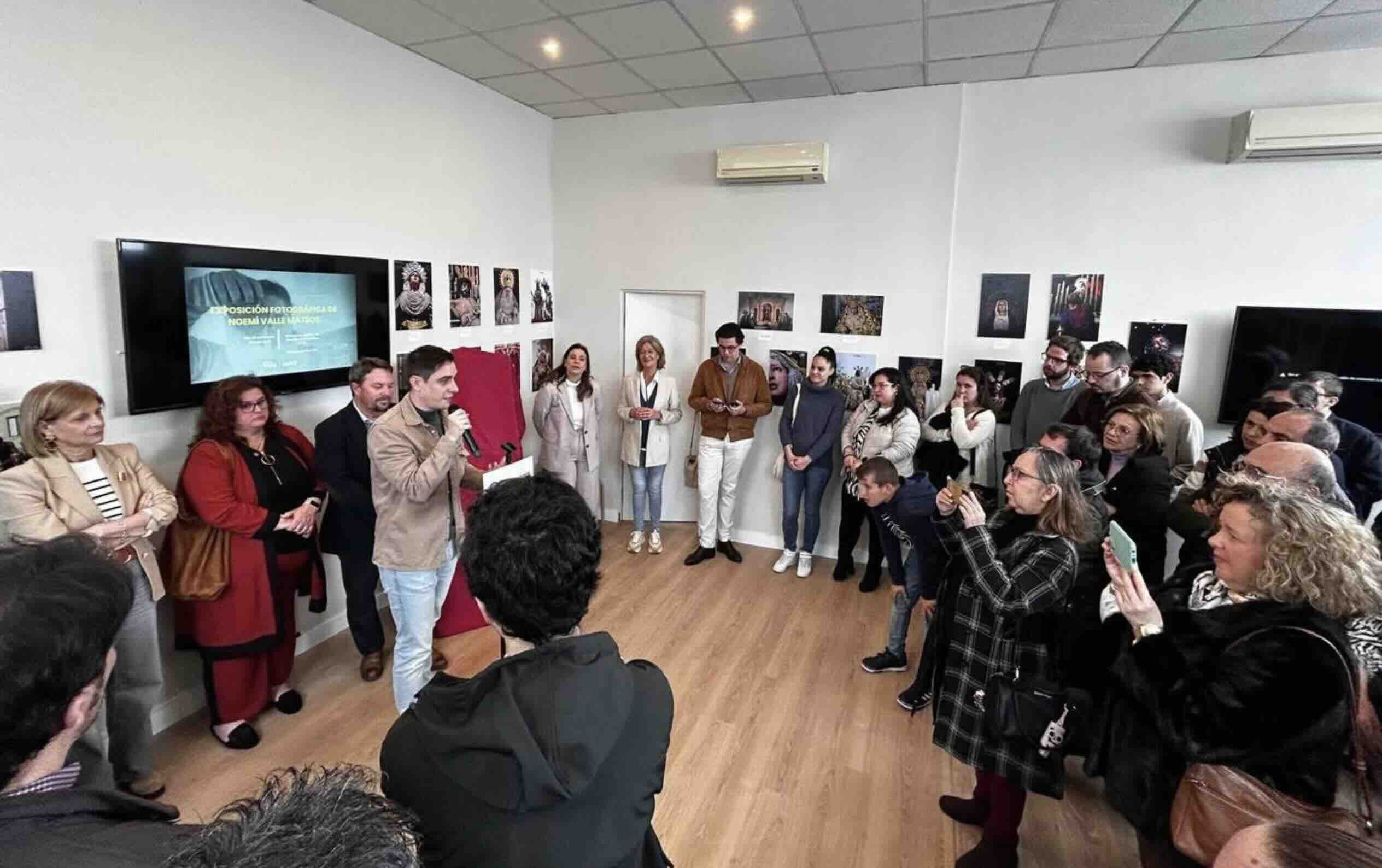 Emocionante homenaje a la joven Noemí Valle en Jerez: un gran recuerdo con sus fotos de Semana Santa.