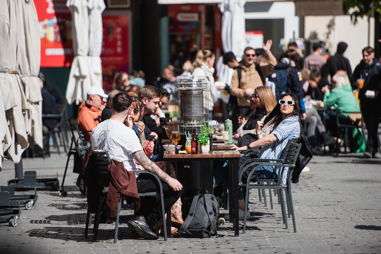 Una imagen de archivo en unos veladores de Sevilla.