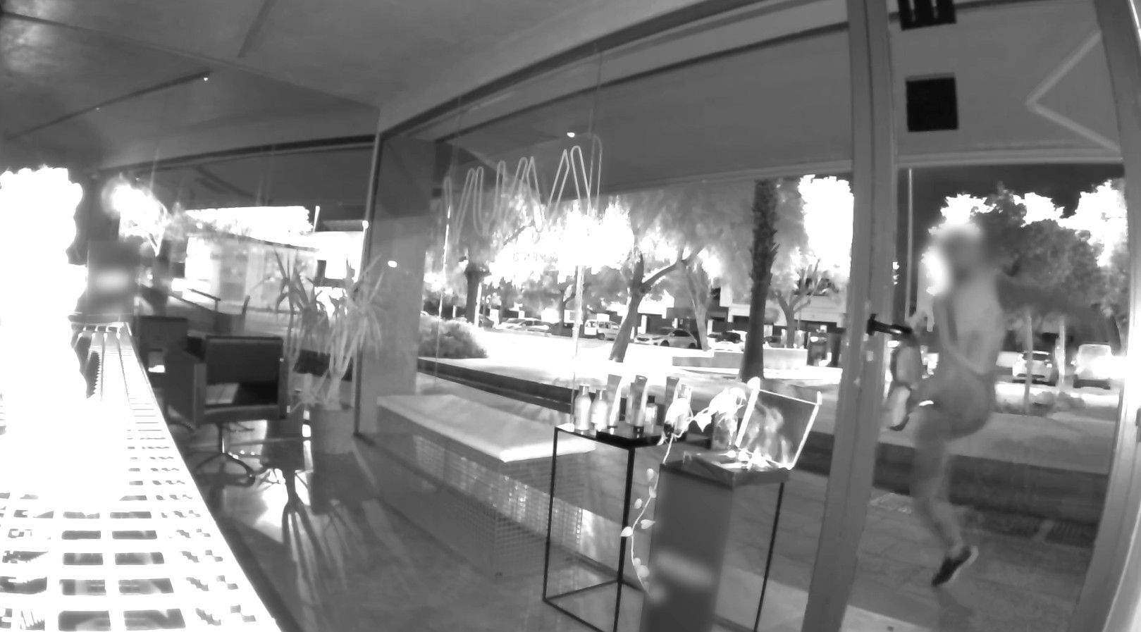 A patadas, para robar un comercio en Sevilla.