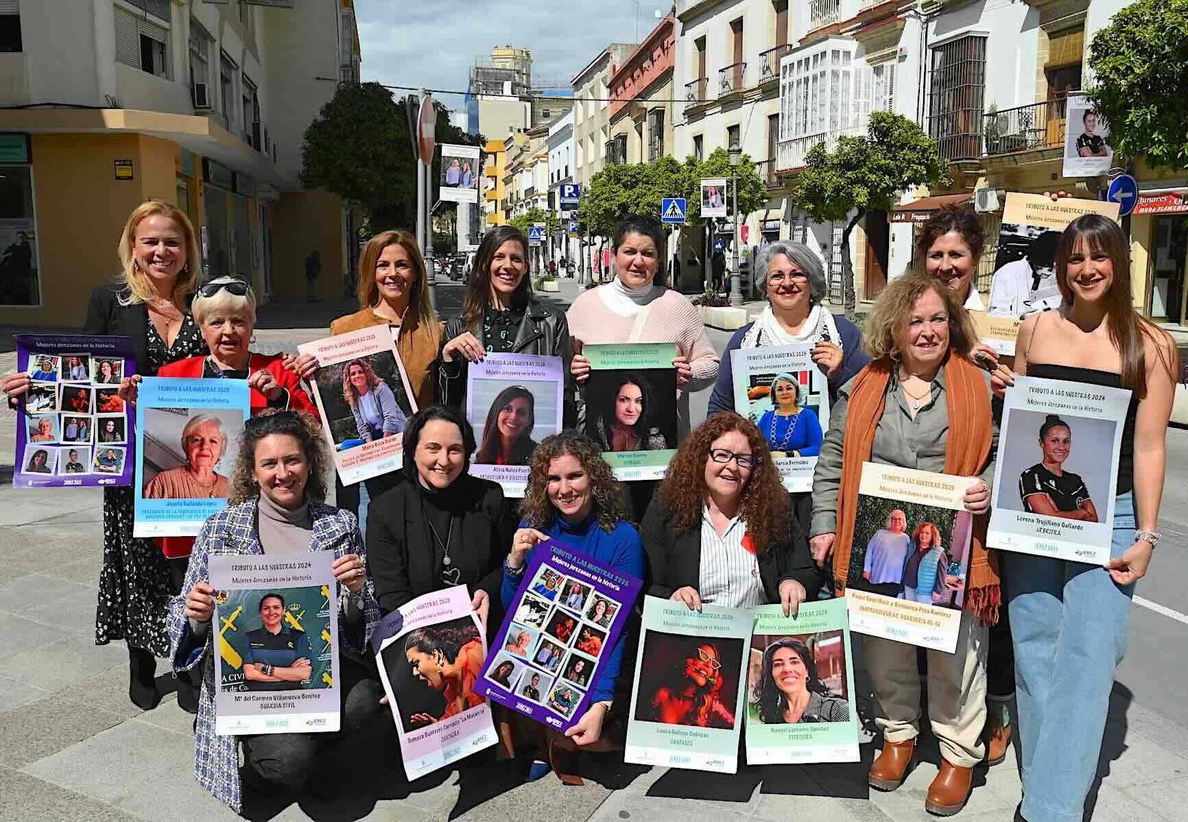 Jerez homenajea en plena calle a mujeres referentes en la exposición 'Tributo a las Nuestras'.