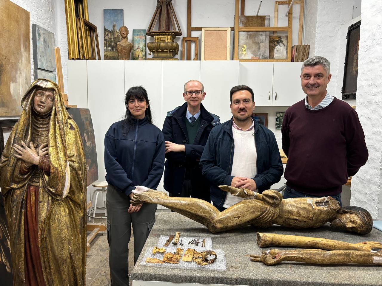 El delegado durante la visita al taller de la restauradora. 