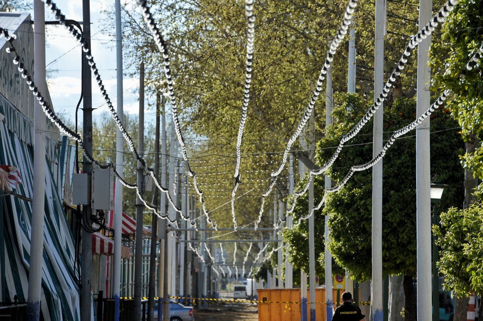 Hilera de luces en la Feria de Abril.