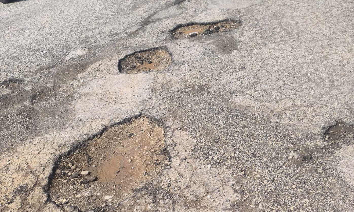 Estado de la calzada al colegio La Unión de Jerez.