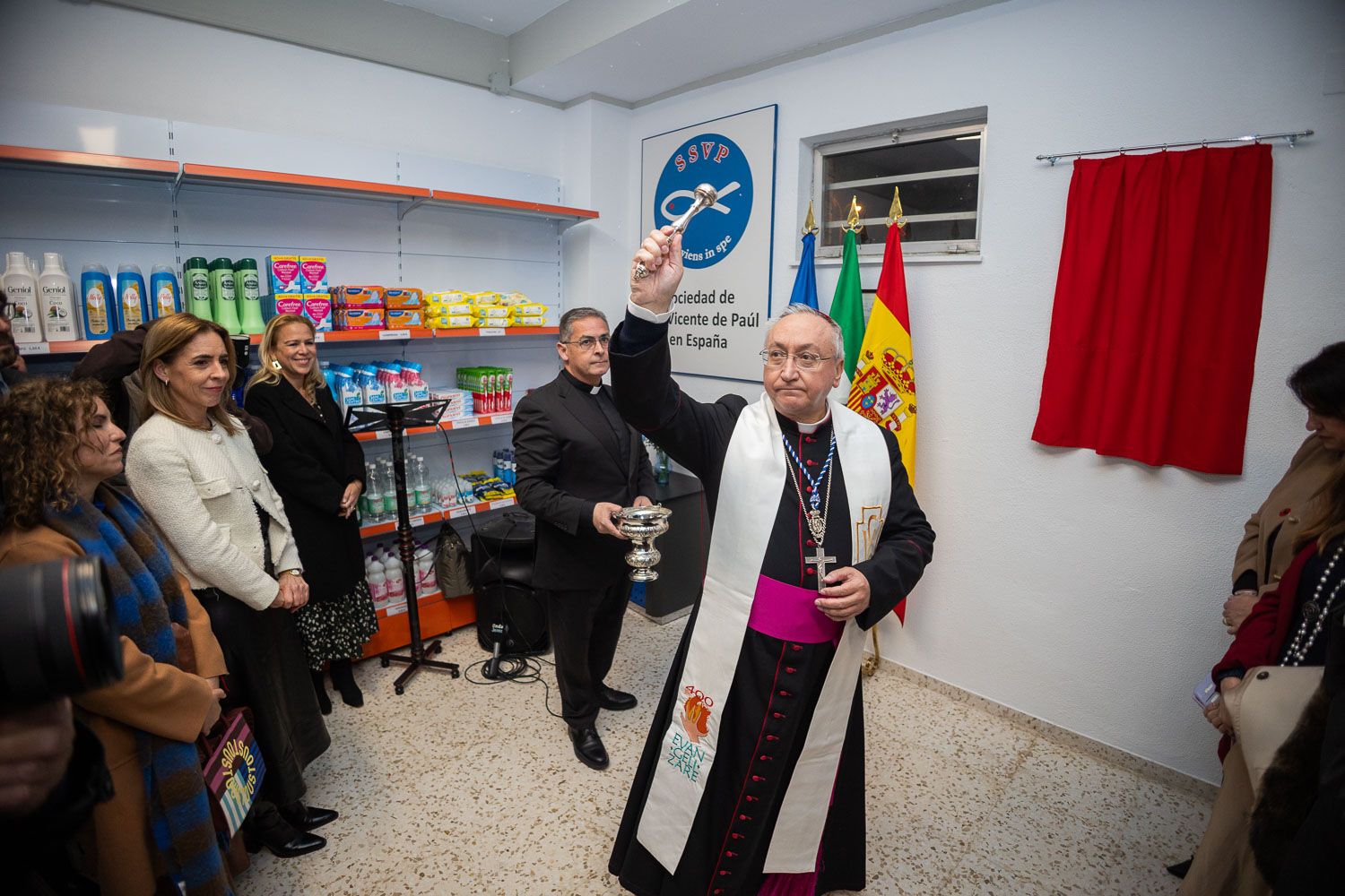 El obispo bendiciendo el Economato Nuestra Señora de la Estrella.