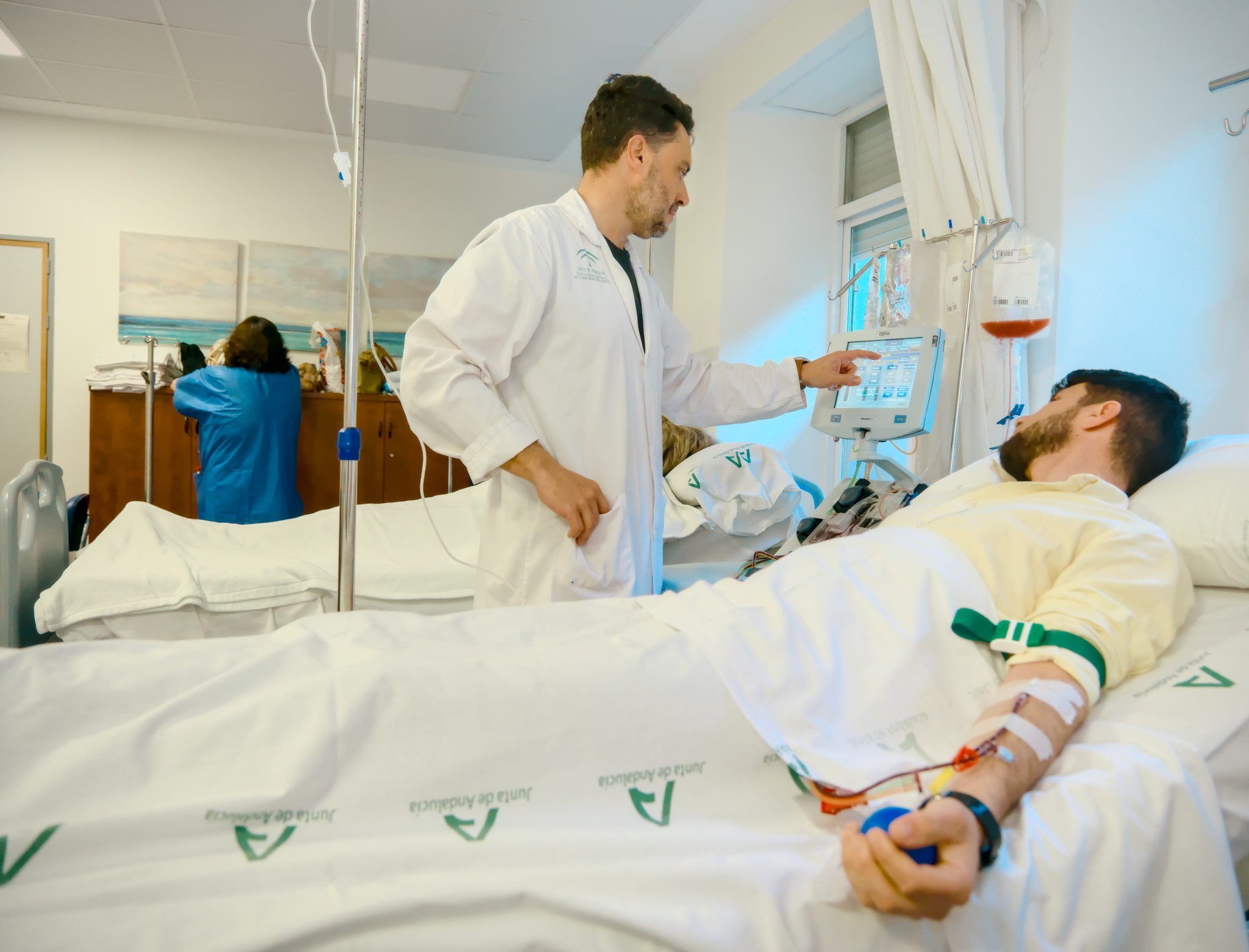 Un transplantado de médula ósea en el Hospital Virgen del Rocío de Sevilla, en una imagen del complejo hospitalario del SAS.