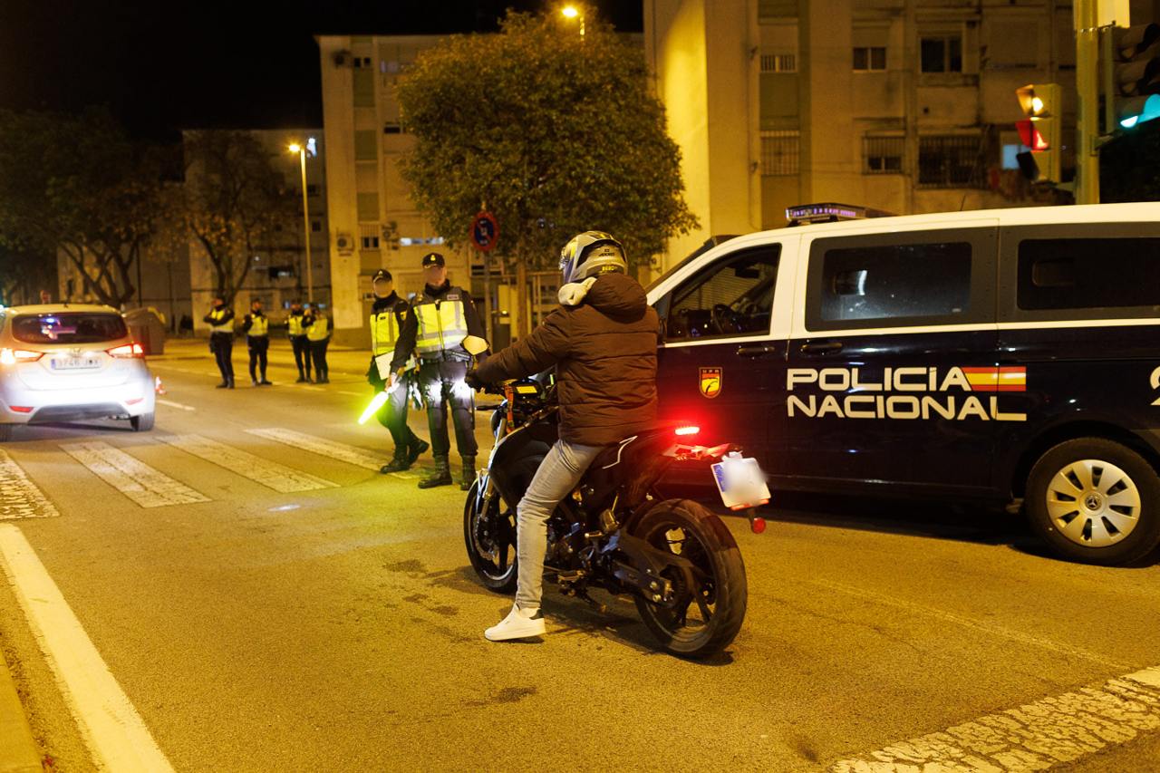 Un control policial en la avenida Blas Infante, en una imagen de un fin de semana el pasado año.